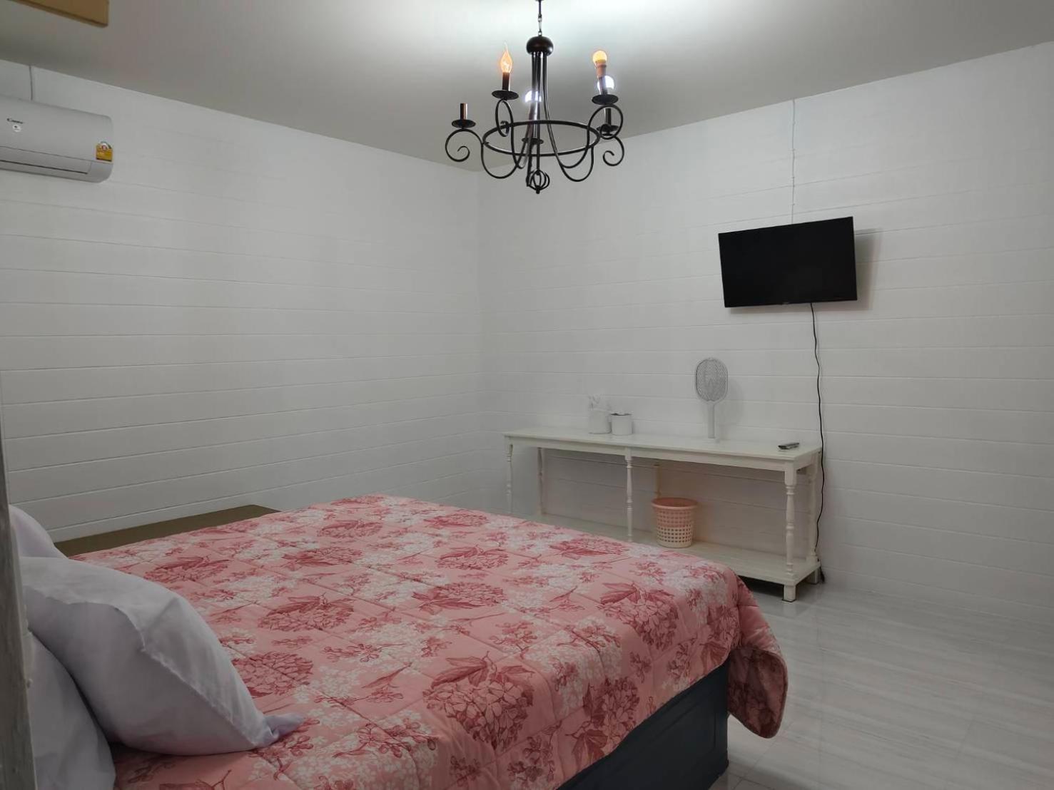 At Night Hotel Chumphon Bagian luar foto