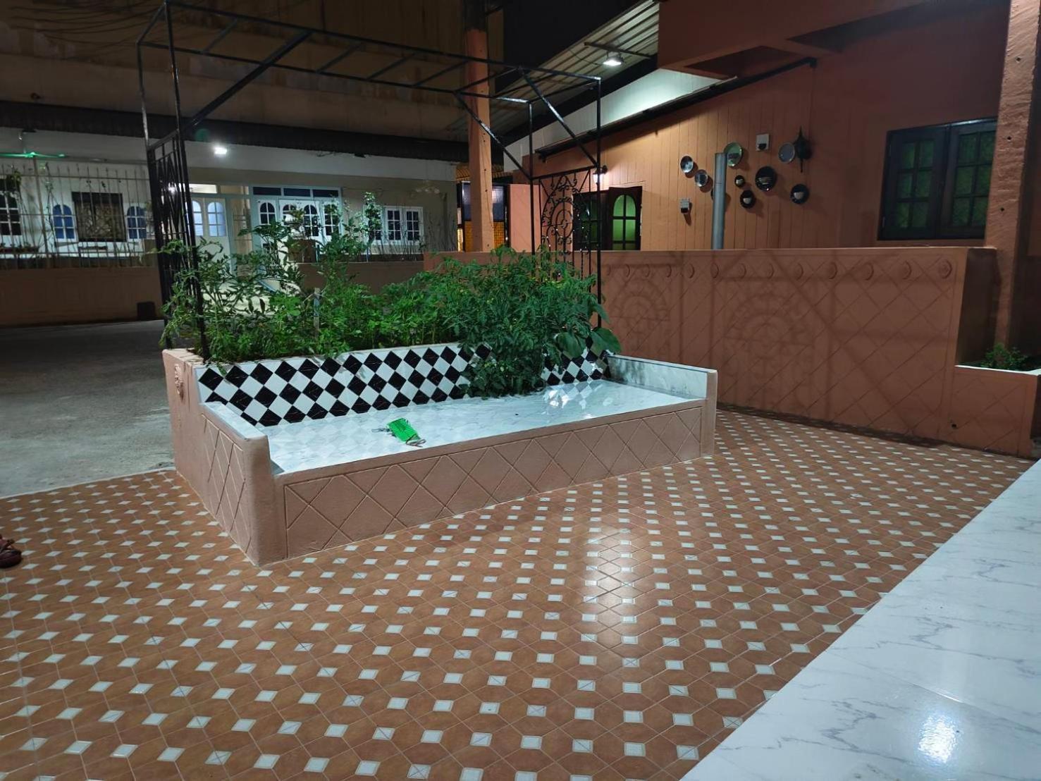 At Night Hotel Chumphon Bagian luar foto