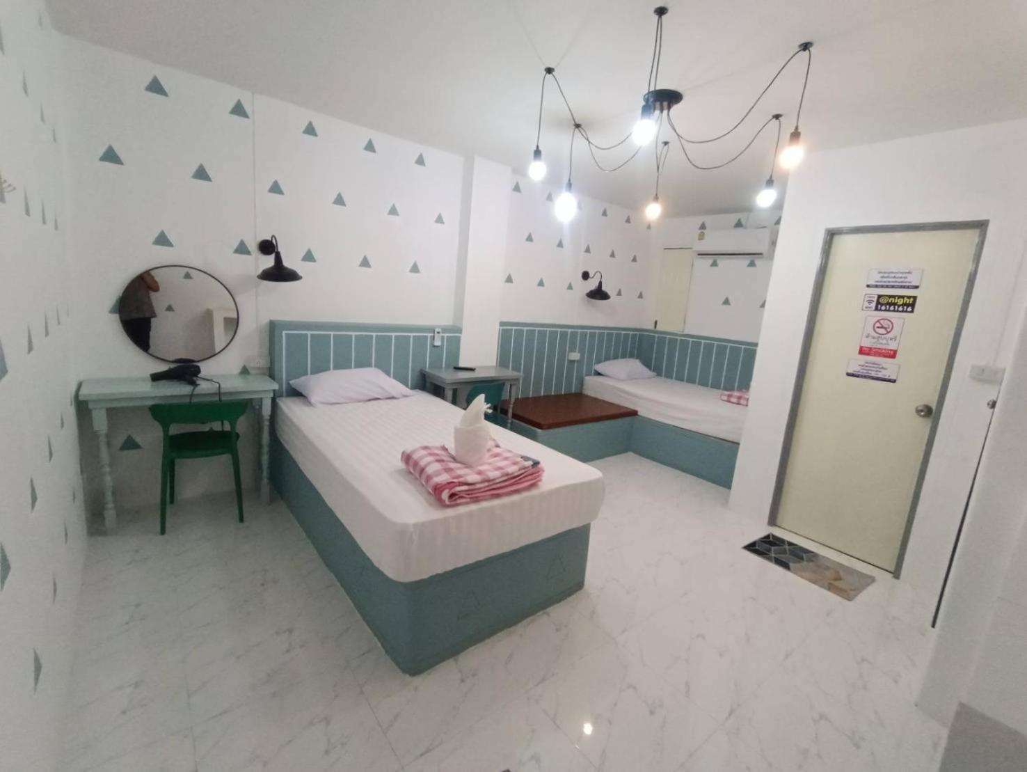 At Night Hotel Chumphon Bagian luar foto