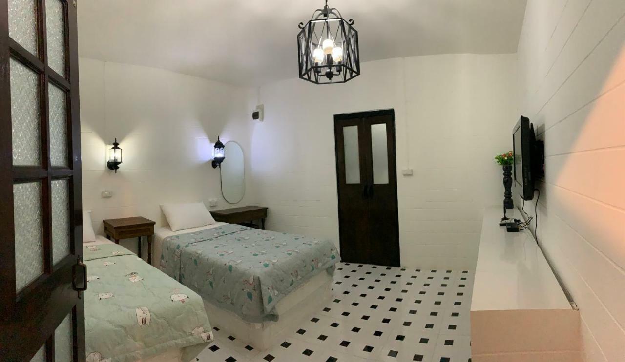 At Night Hotel Chumphon Bagian luar foto