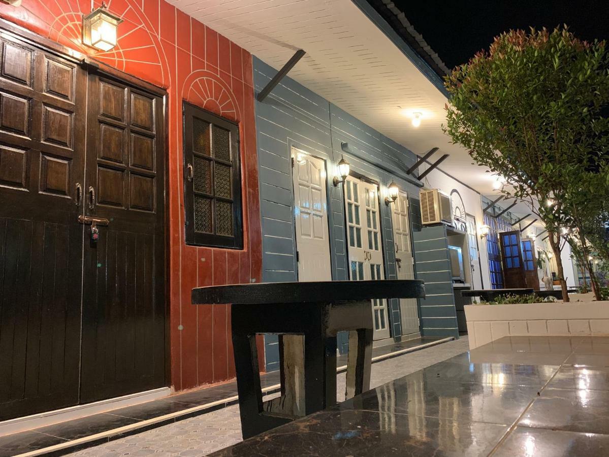At Night Hotel Chumphon Bagian luar foto