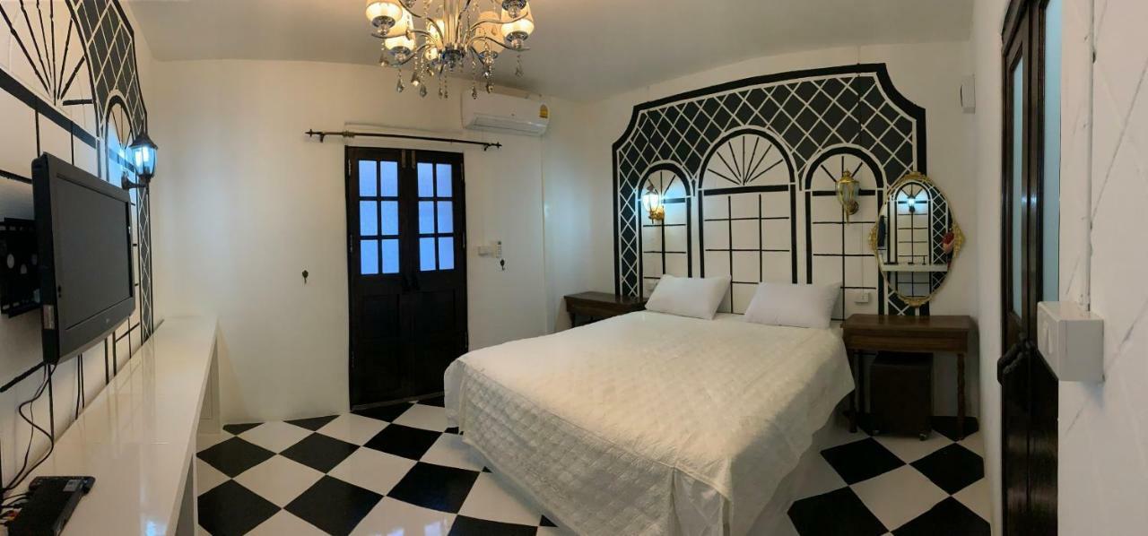 At Night Hotel Chumphon Bagian luar foto