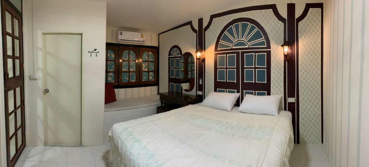 At Night Hotel Chumphon Bagian luar foto