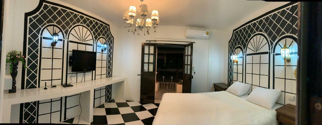 At Night Hotel Chumphon Bagian luar foto