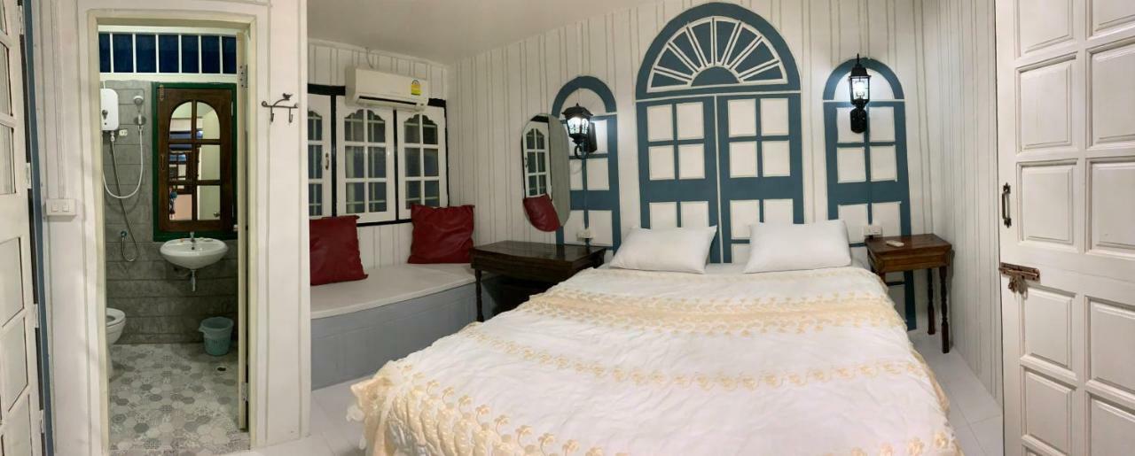 At Night Hotel Chumphon Bagian luar foto