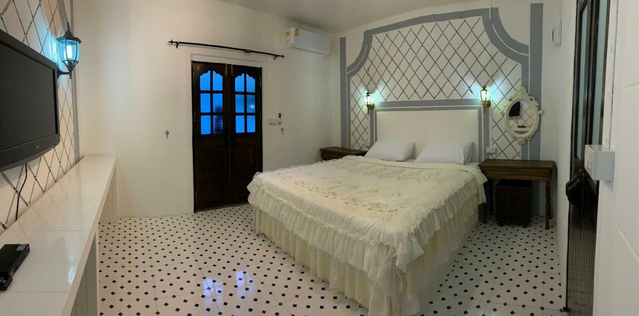 At Night Hotel Chumphon Bagian luar foto