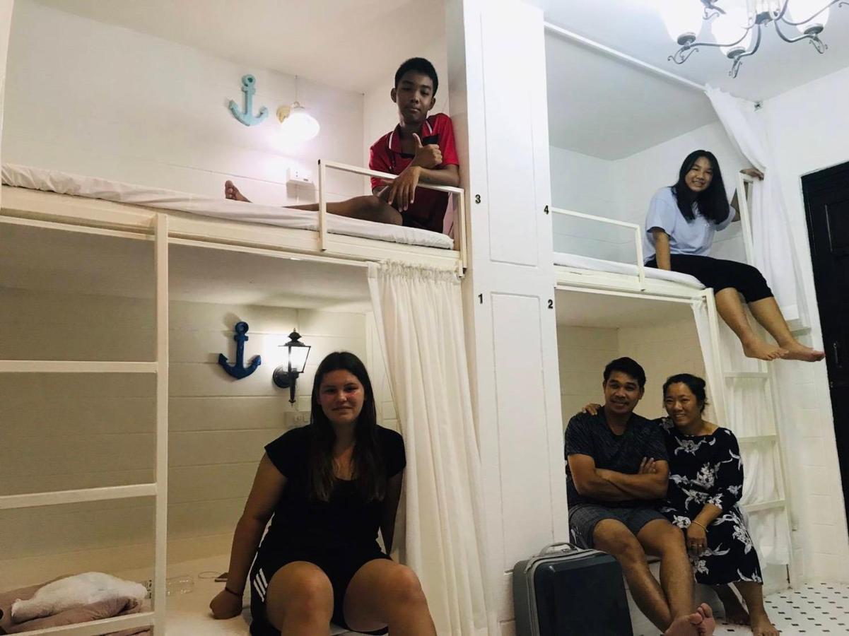 At Night Hotel Chumphon Bagian luar foto