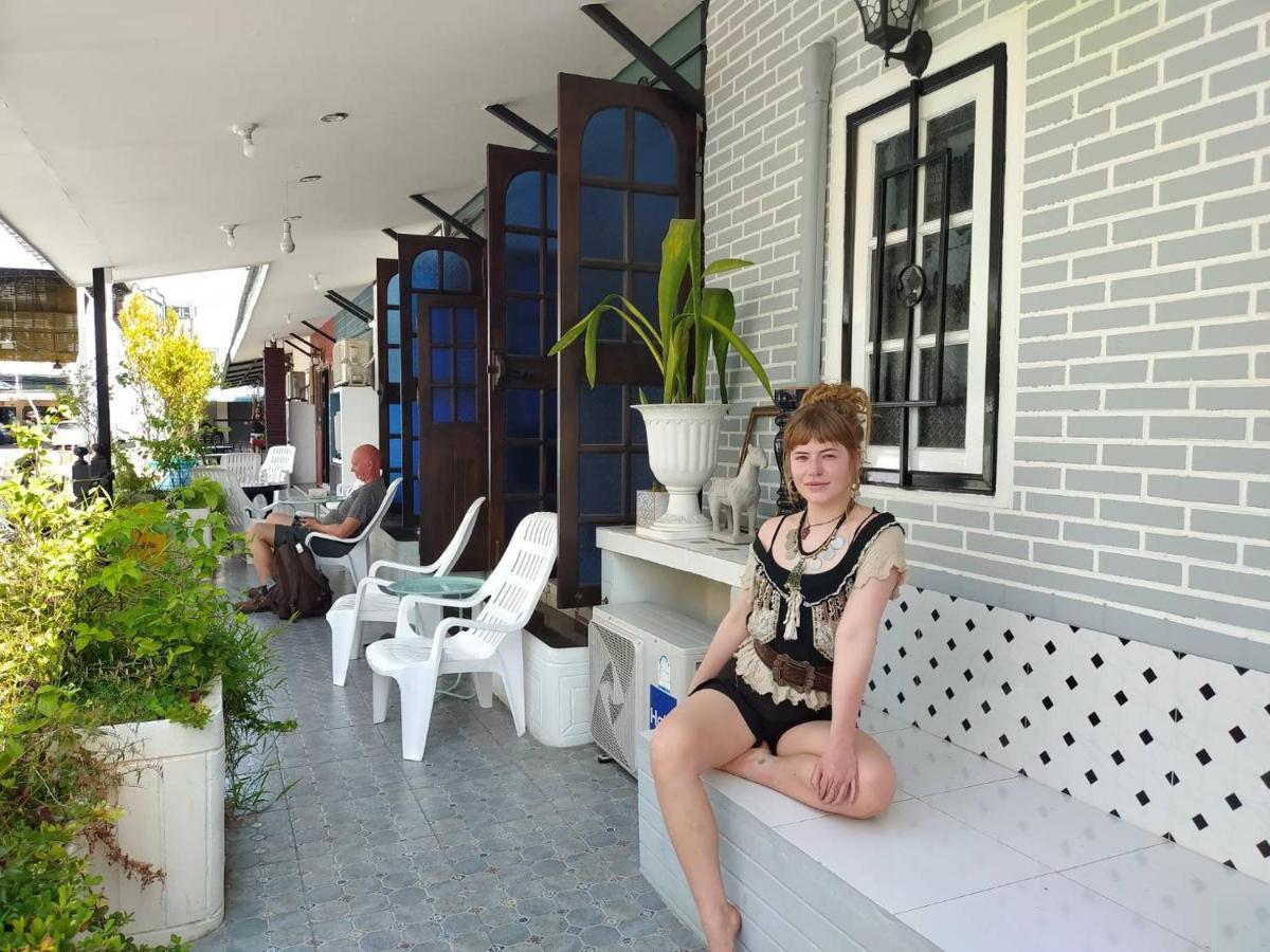 At Night Hotel Chumphon Bagian luar foto