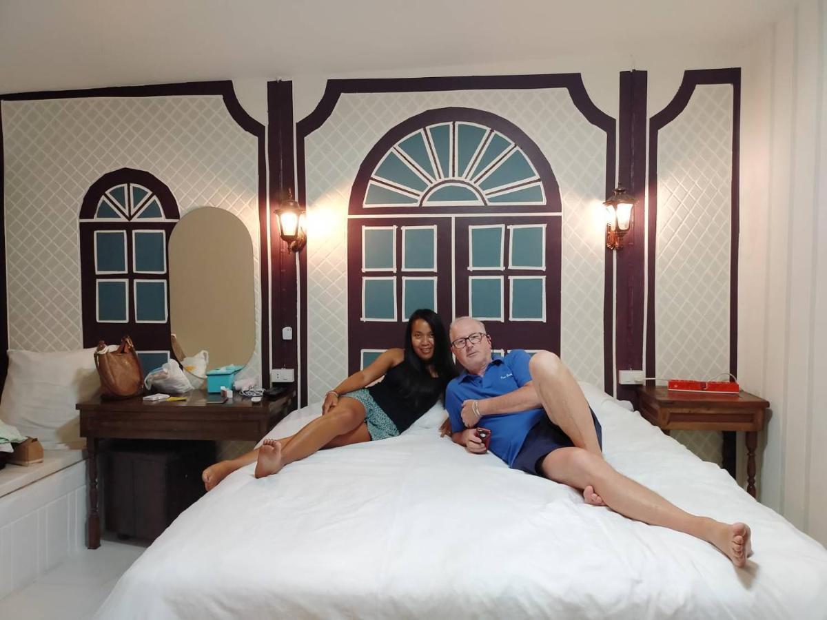 At Night Hotel Chumphon Bagian luar foto